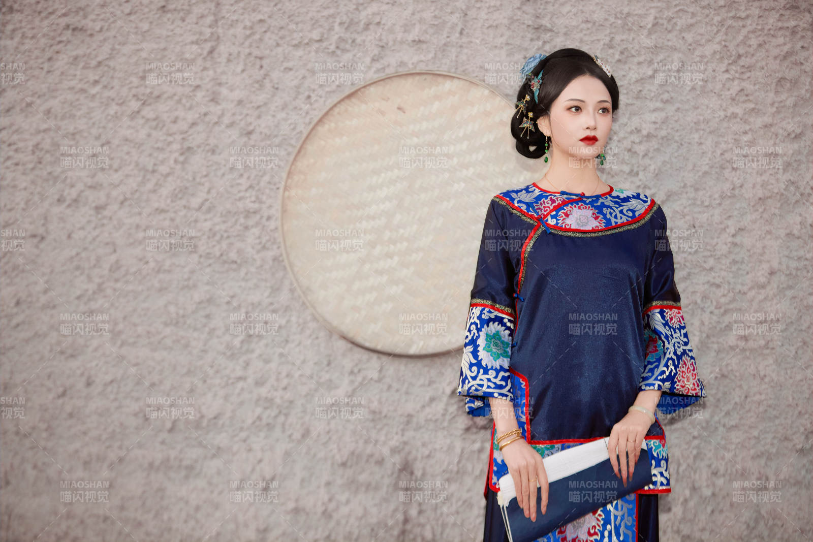 穿著中國晚清服飾在古城拍照的亞洲女性