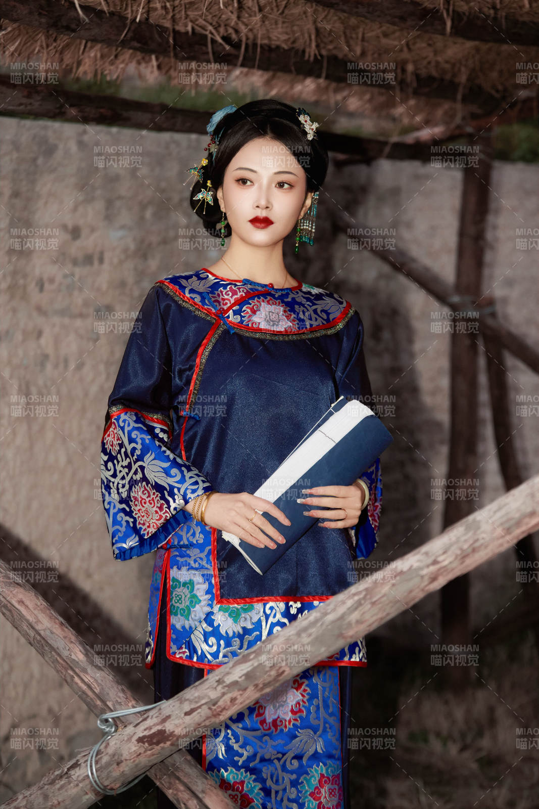 穿著中國晚清服飾在古城拍照的亞洲女性