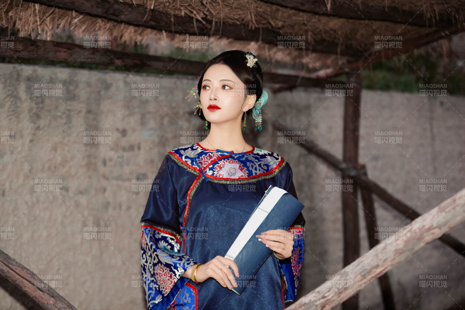 穿著中國晚清服飾在古城拍照的亞洲女性