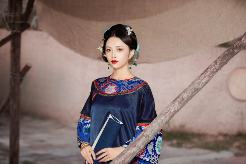穿着中国晚清服饰在古城拍照的亚洲女性