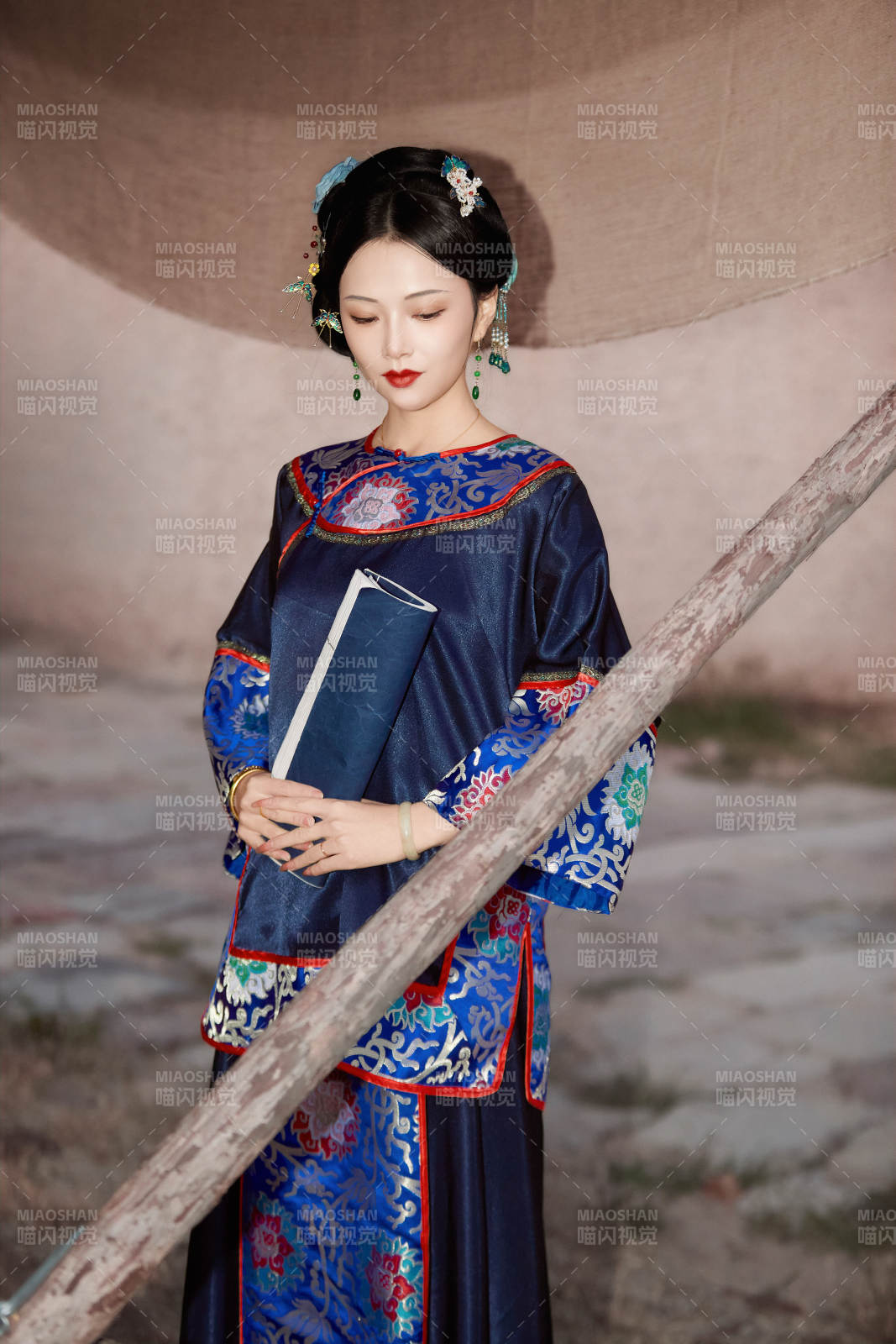 穿著中國晚清服飾在古城拍照的亞洲女性