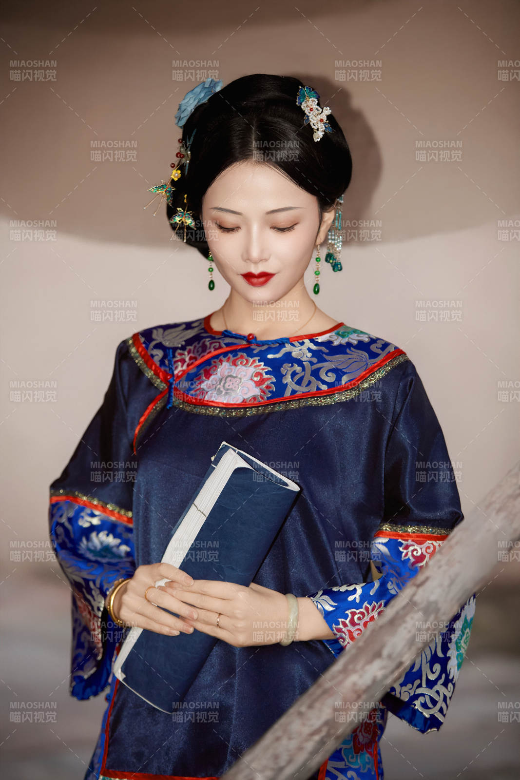 穿着中国晚清服饰在古城拍照的亚洲女性