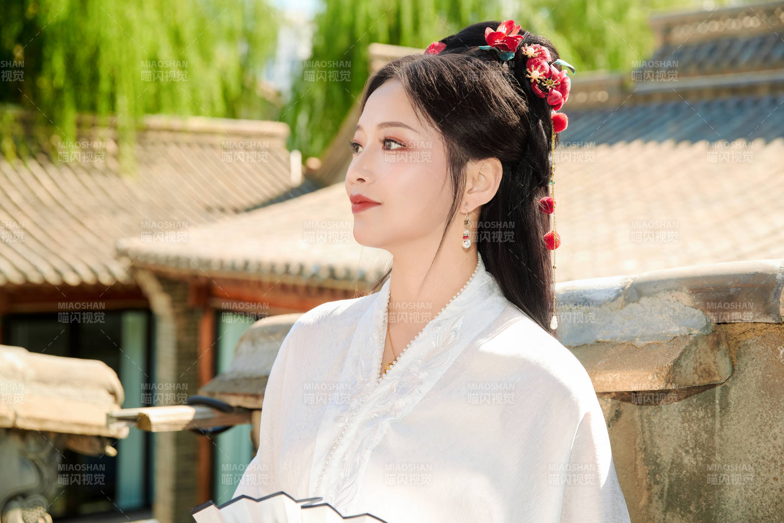 穿著中國漢族服飾馬面裙的東方女性