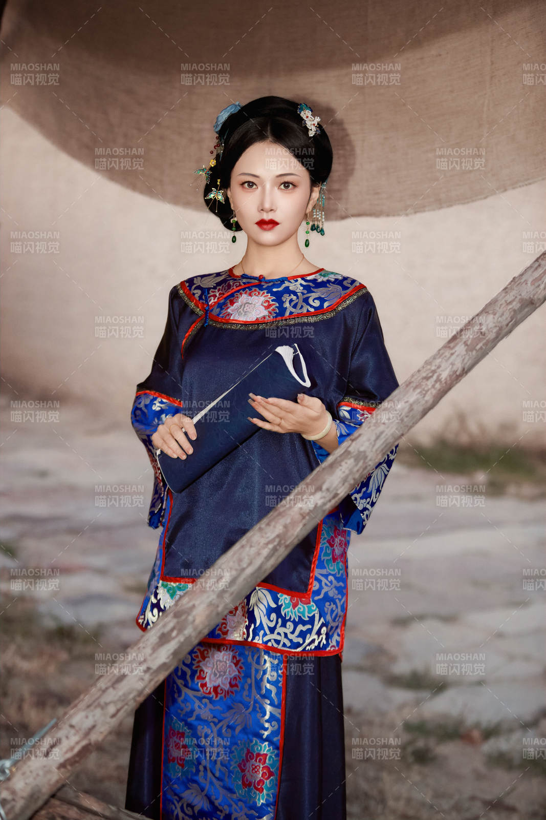 穿著中國(guó)晚清服飾在古城拍照的亞洲女性