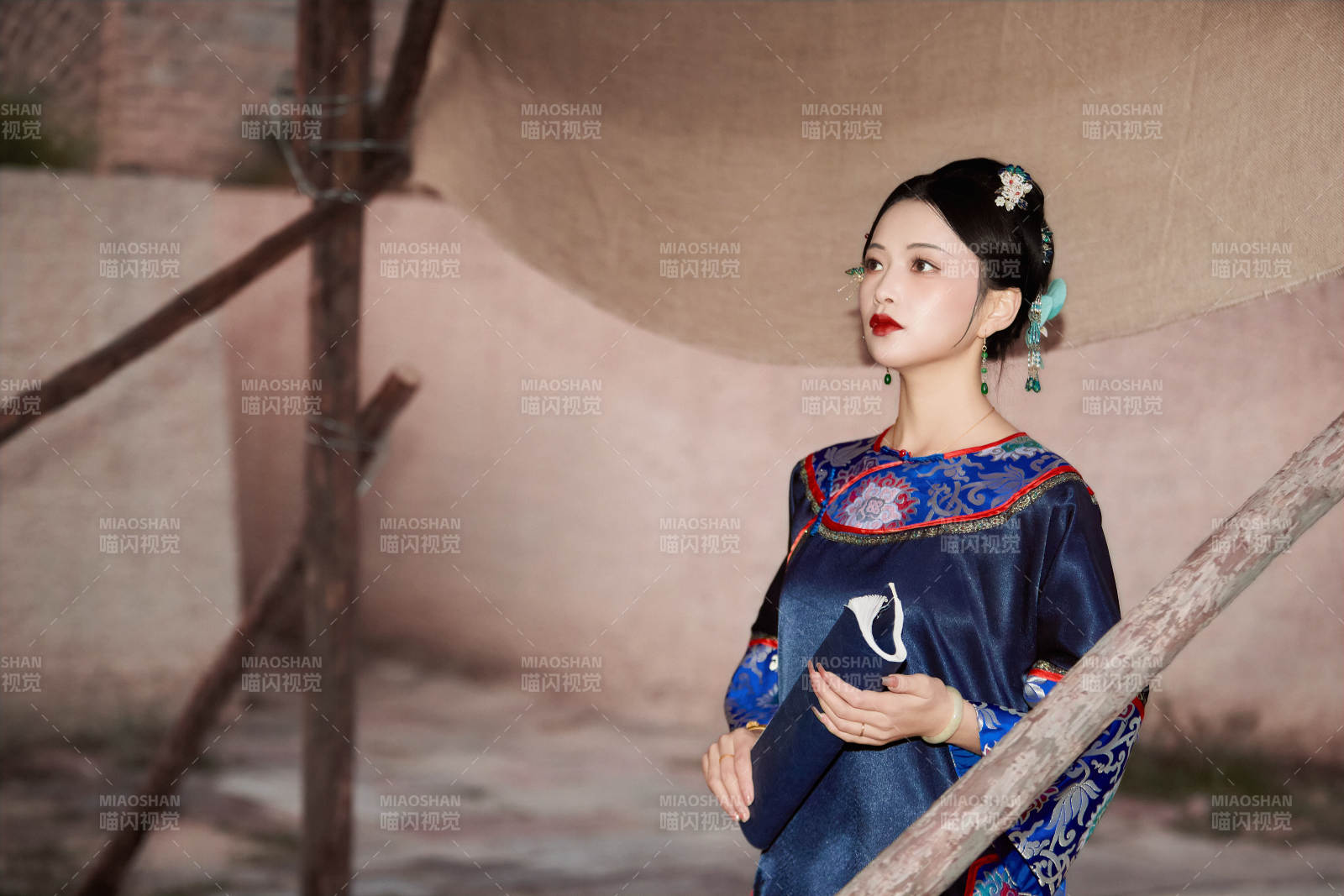 穿著中國晚清服飾在古城拍照的亞洲女性