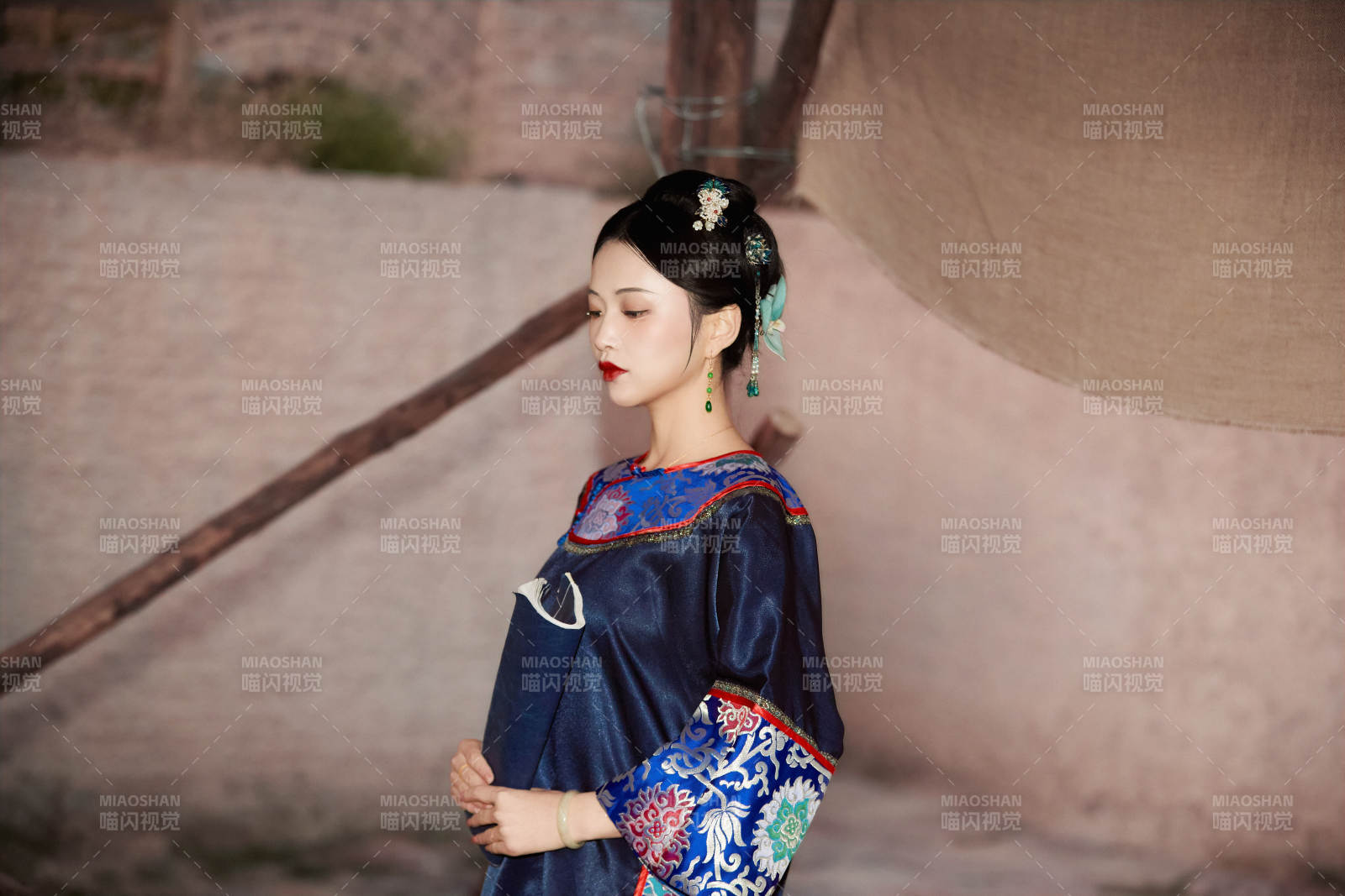 穿著中國晚清服飾在古城拍照的亞洲女性