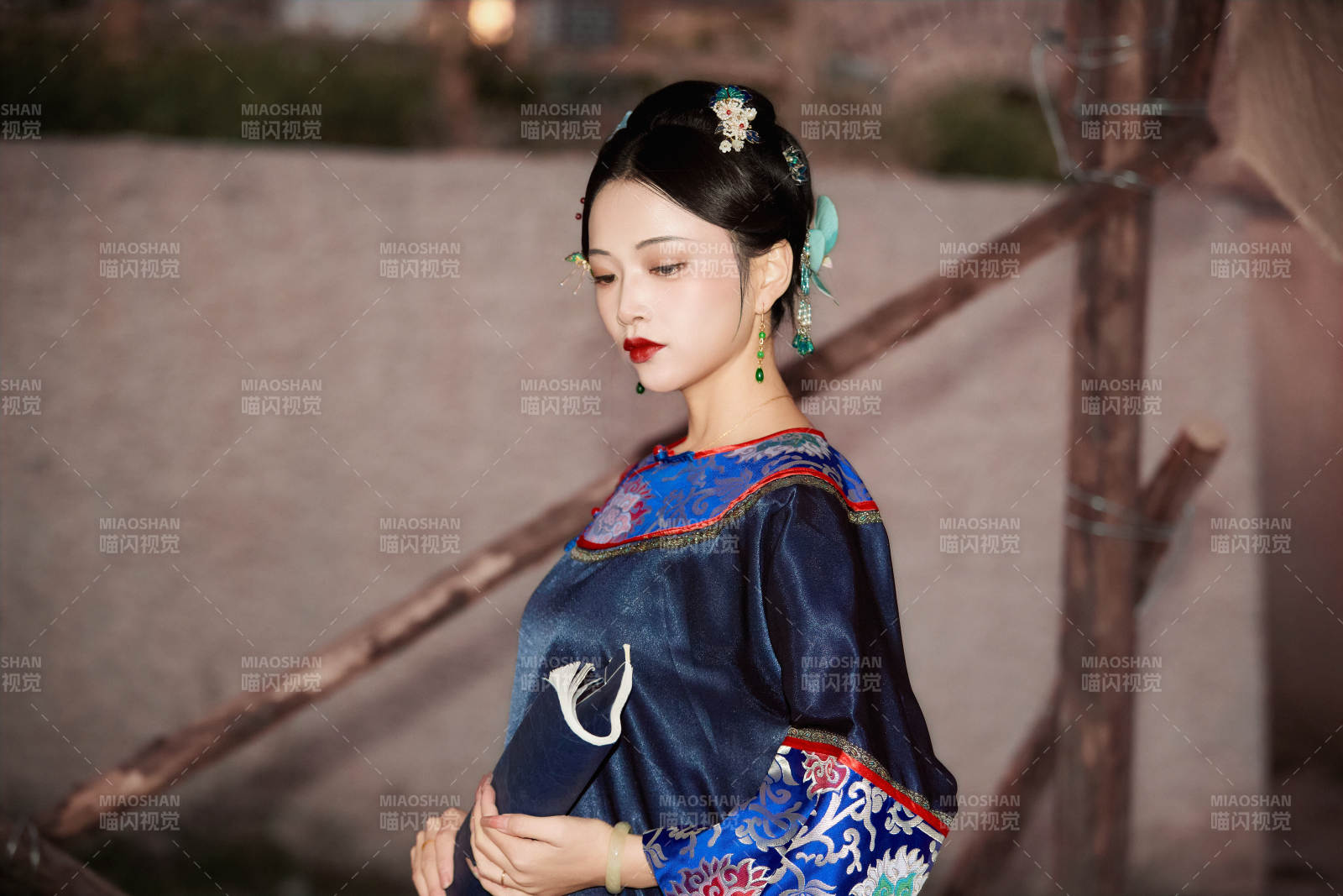 穿著中國晚清服飾在古城拍照的亞洲女性