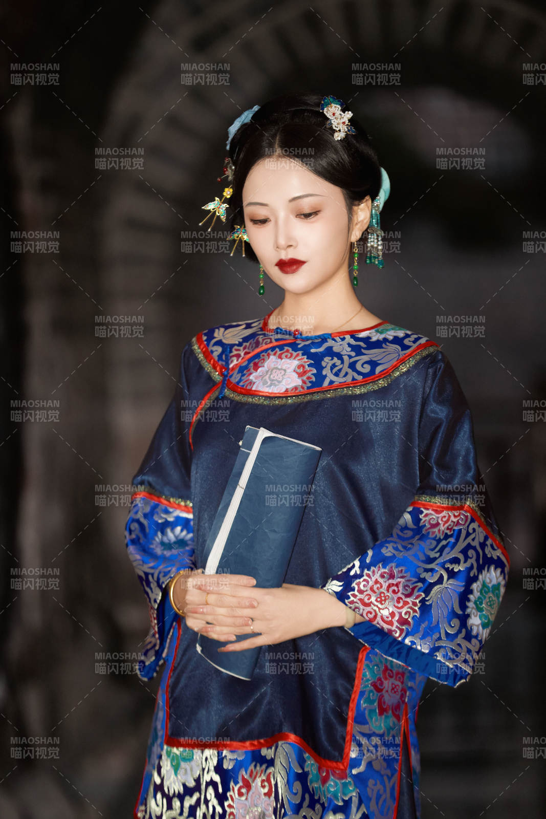 傍晚在古城身穿中國晚清服飾游玩的美女