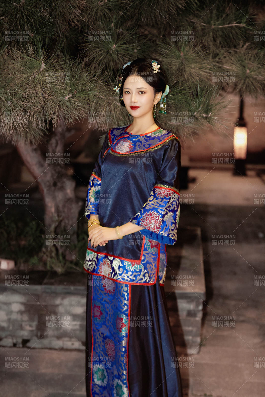 傍晚在古城身穿中國(guó)晚清服飾游玩的美女