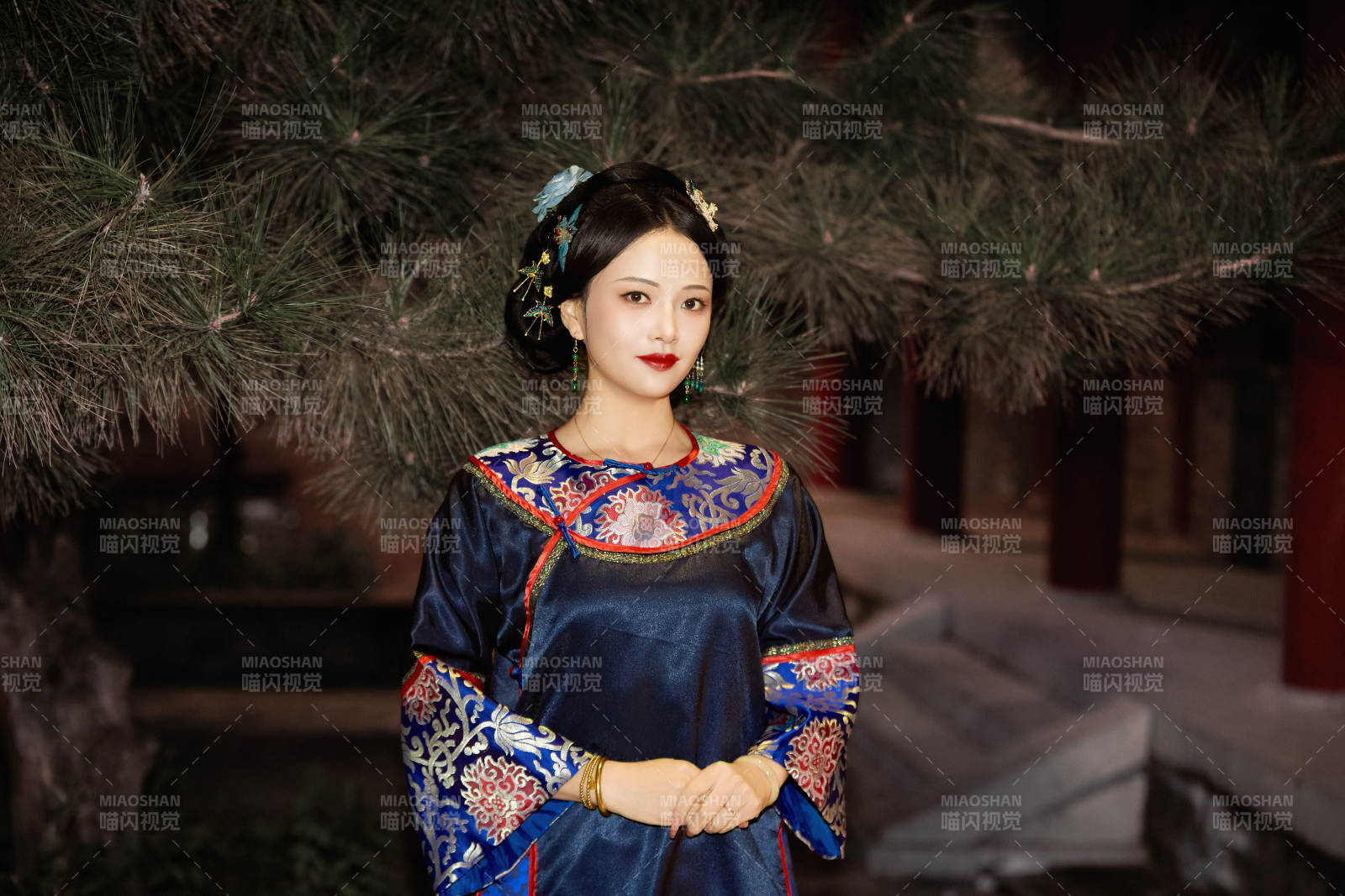 傍晚在古城身穿中國晚清服飾游玩的美女