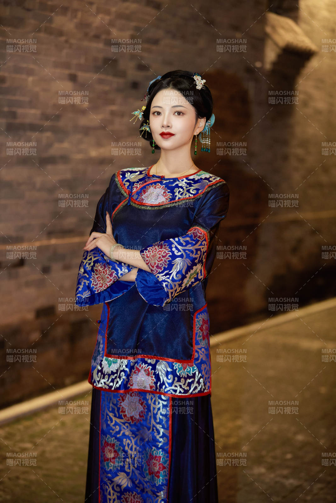 傍晚在古城身穿中国晚清服饰游玩的美女