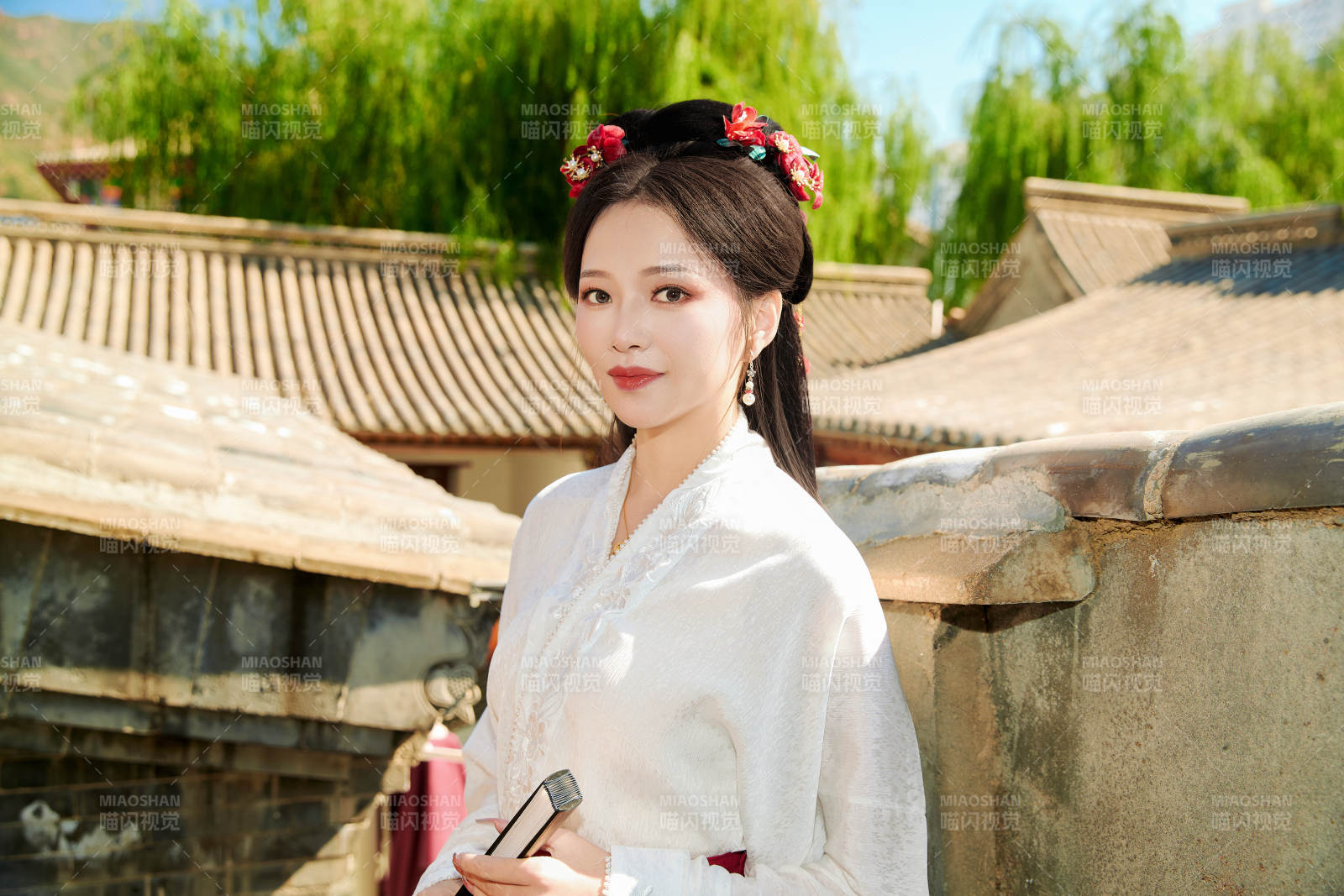 穿著中國漢族服飾馬面裙的東方女性