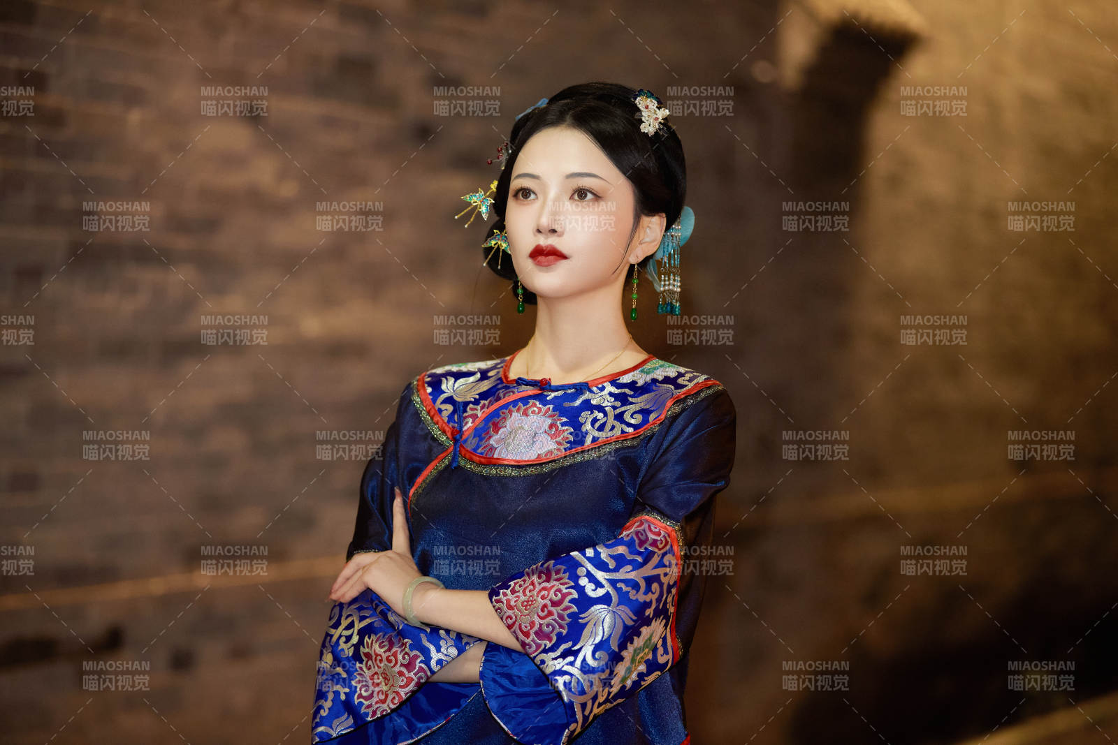 傍晚在古城身穿中國晚清服飾游玩的美女