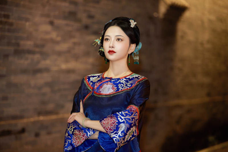 傍晚在古城身穿中国晚清服饰游玩的美女