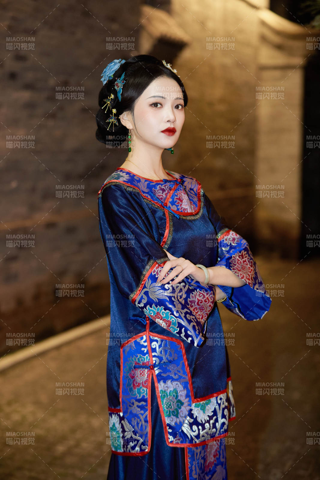 傍晚在古城身穿中國晚清服飾游玩的美女