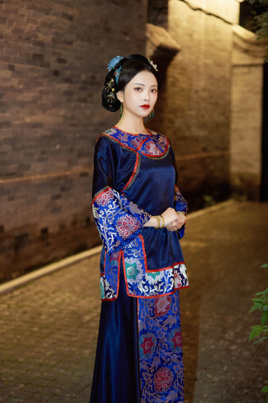 傍晚在古城身穿中国晚清服饰游玩的美女