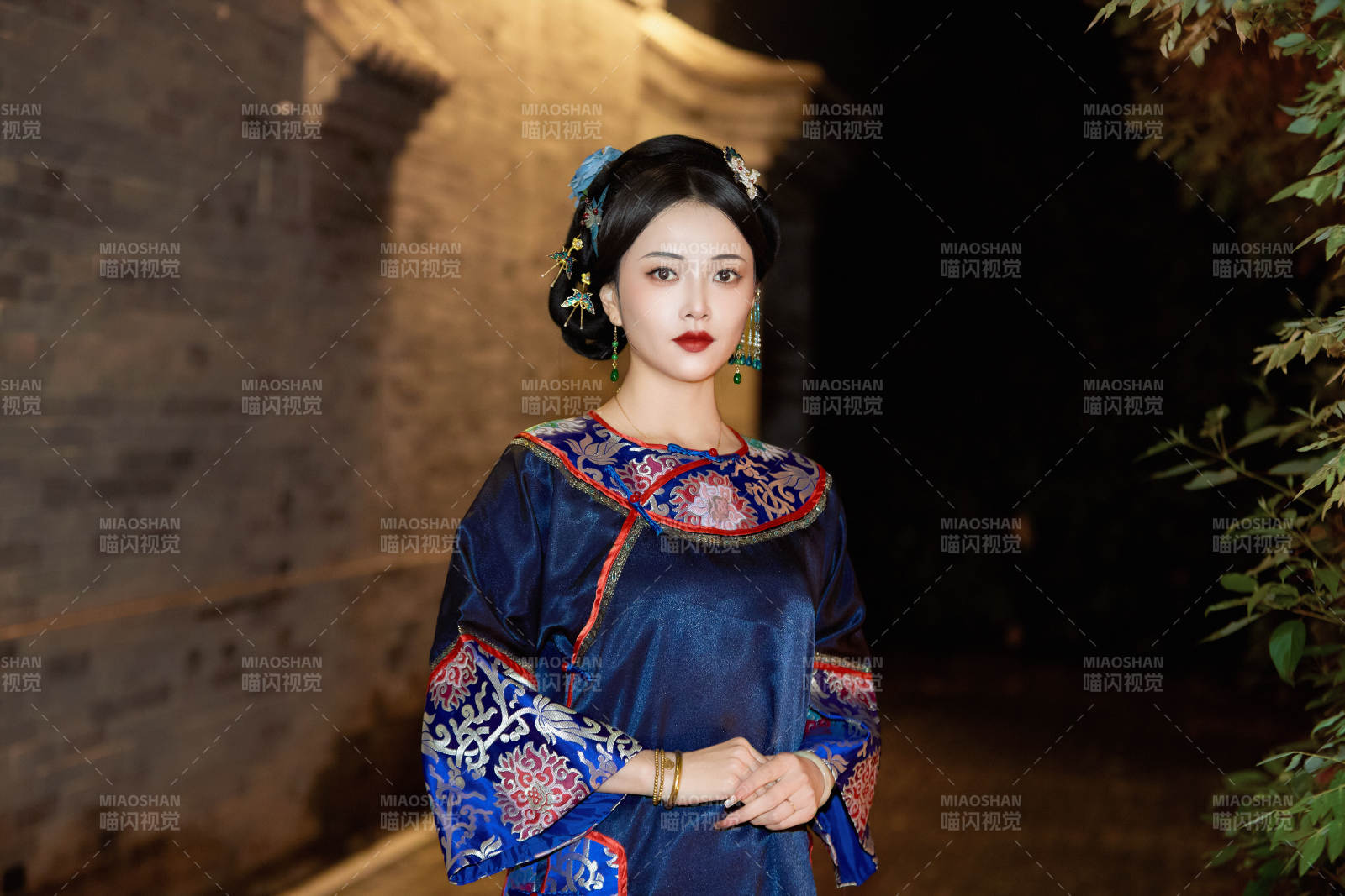 傍晚在古城身穿中國晚清服飾游玩的美女