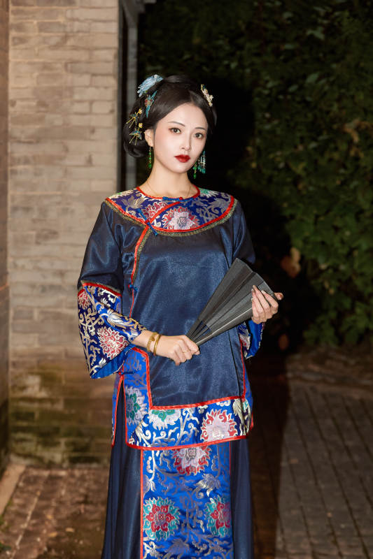 傍晚在古城身穿中国晚清服饰游玩的美女