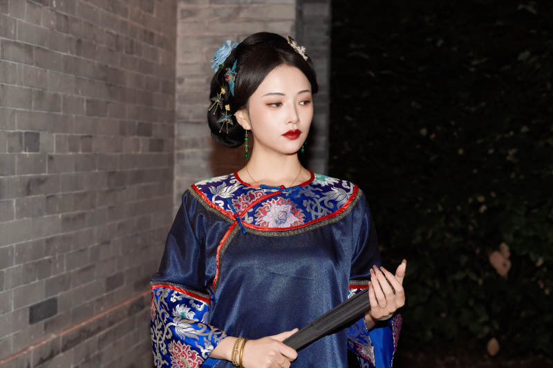 傍晚在古城身穿中国晚清服饰游玩的美女