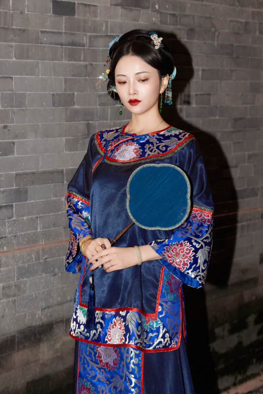 傍晚在古城身穿中国晚清服饰游玩的美女