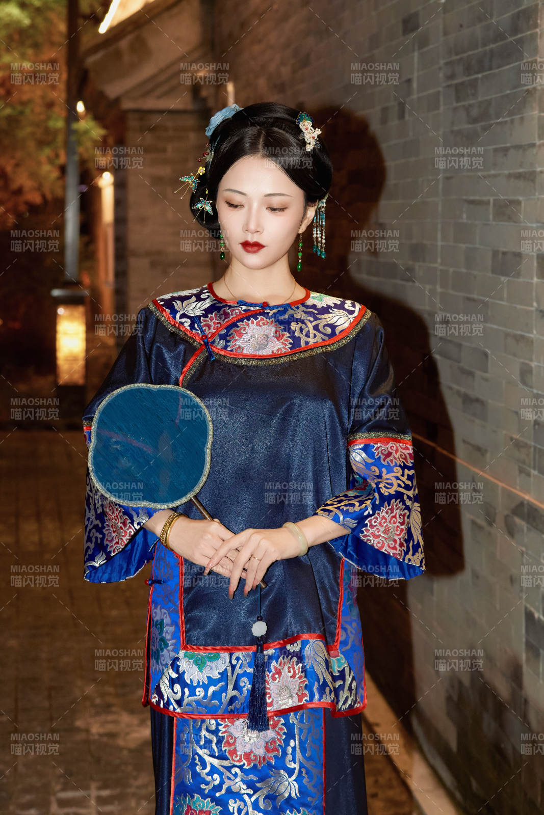 傍晚在古城身穿中國晚清服飾游玩的美女