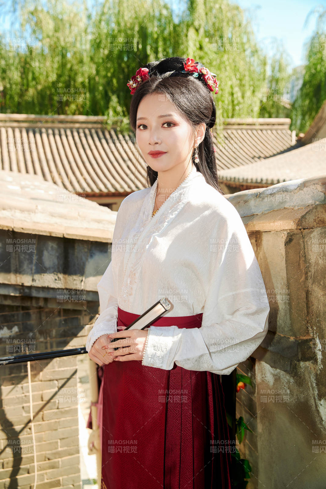 穿著中國漢族服飾馬面裙的東方女性