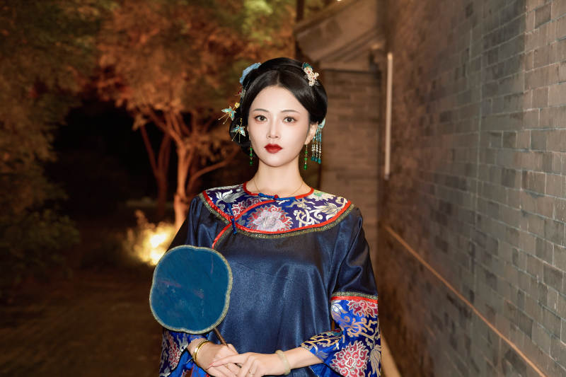 傍晚在古城身穿中国晚清服饰游玩的美女