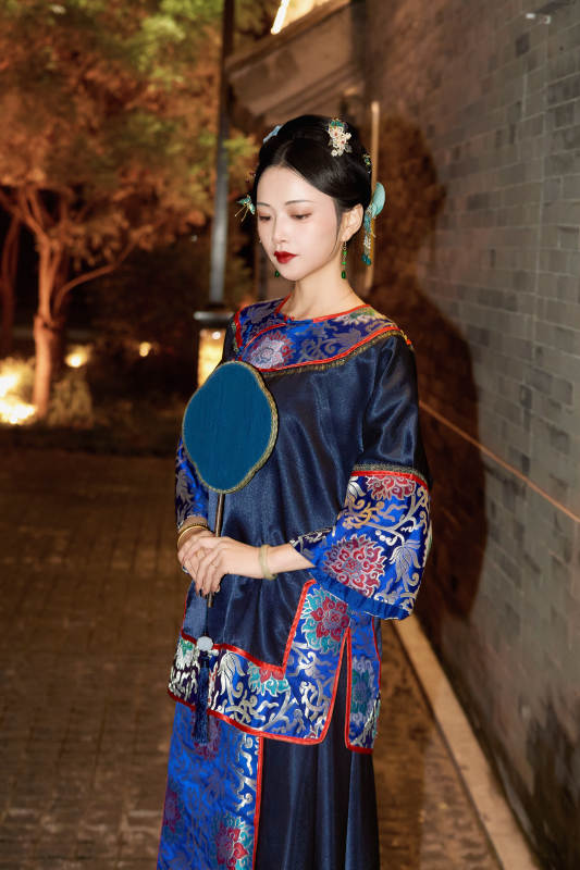 傍晚在古城身穿中国晚清服饰游玩的美女