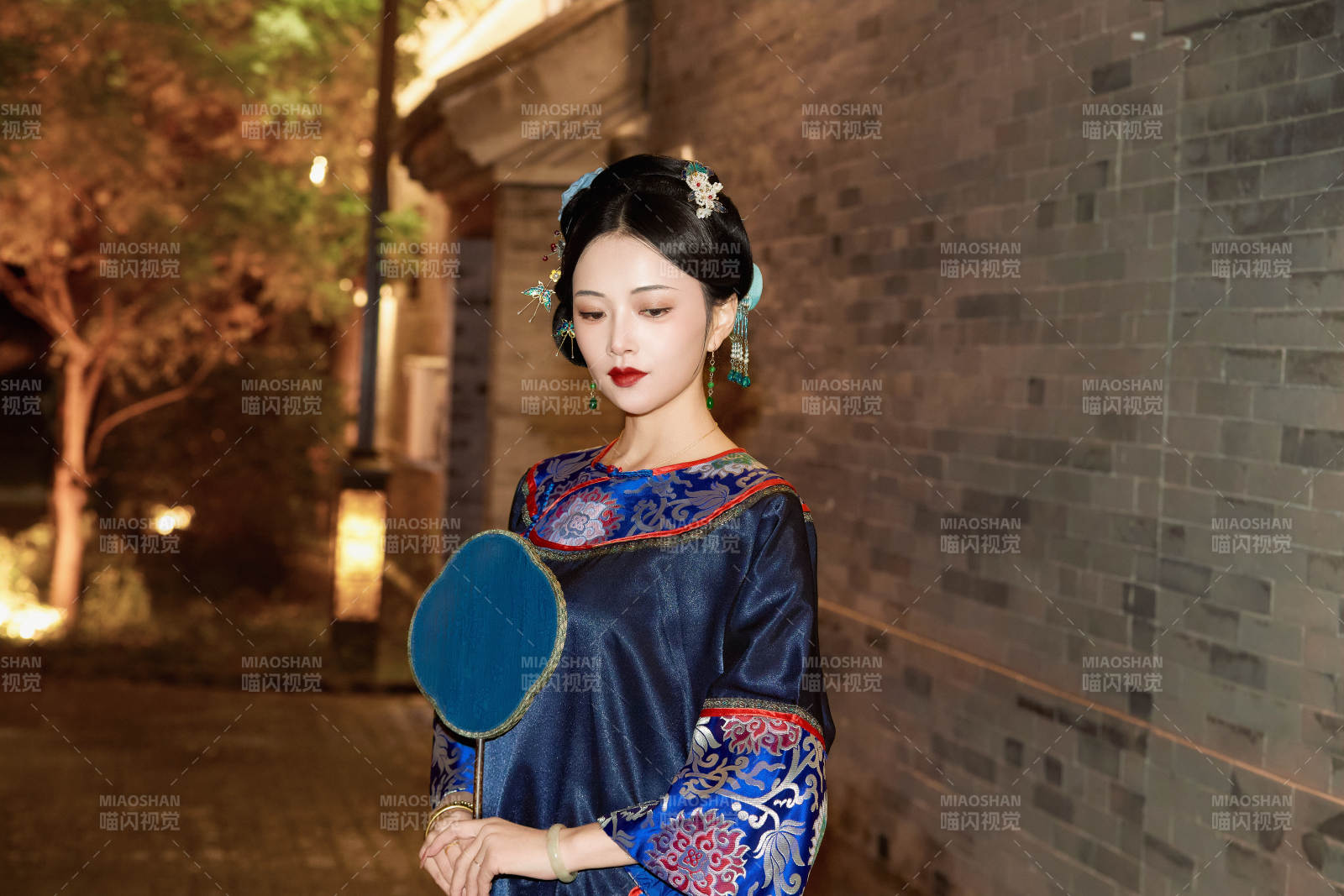 傍晚在古城身穿中國(guó)晚清服飾游玩的美女