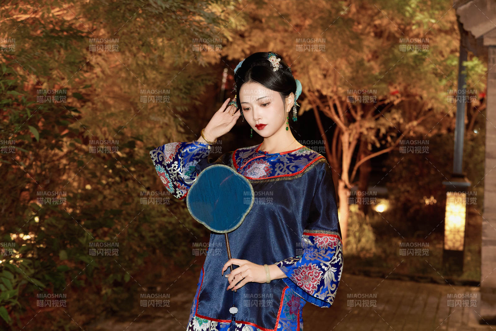 傍晚在古城身穿中國晚清服飾游玩的美女