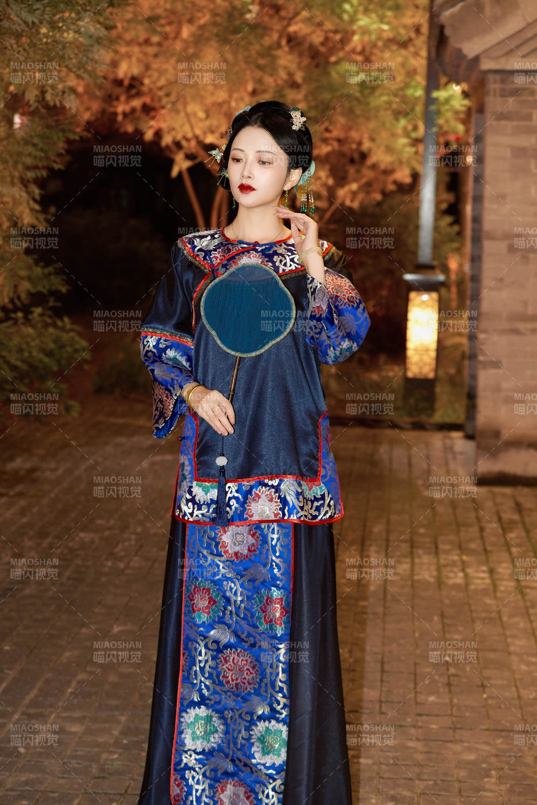 傍晚在古城身穿中國晚清服飾游玩的美女