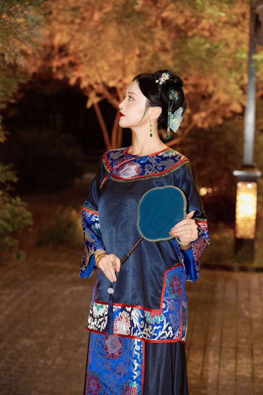 傍晚在古城身穿中国晚清服饰游玩的美女