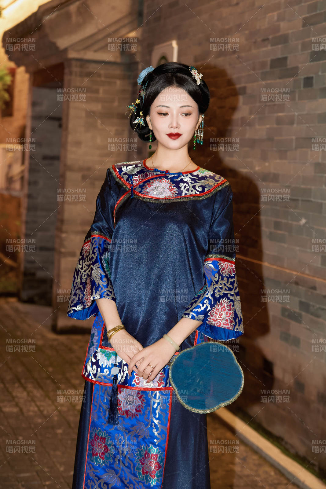 傍晚在古城身穿中國晚清服飾游玩的美女