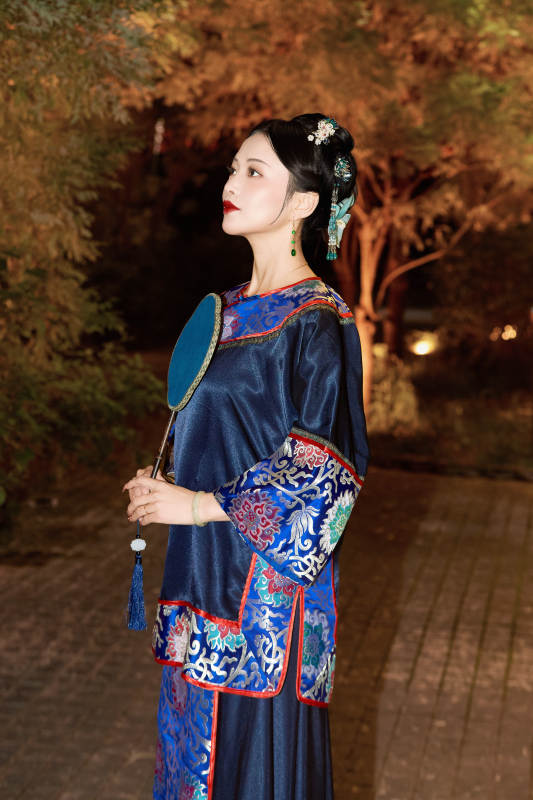 傍晚在古城身穿中国晚清服饰游玩的美女