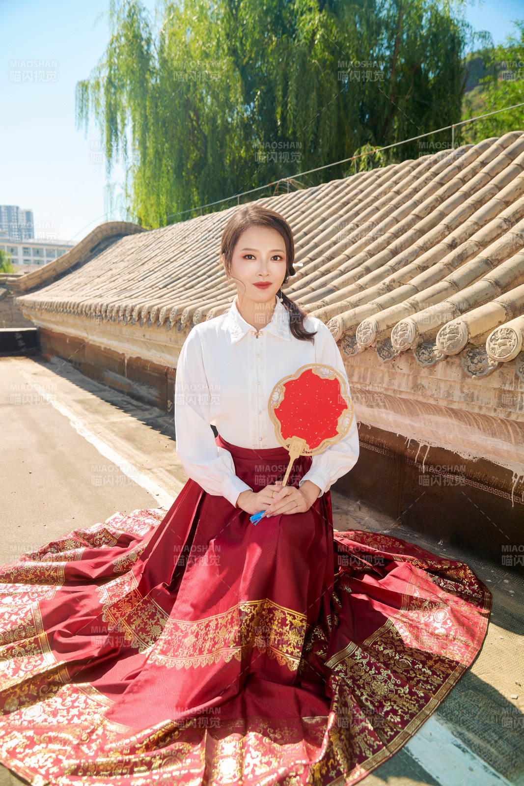 穿著中國漢族服飾馬面裙的東方女性