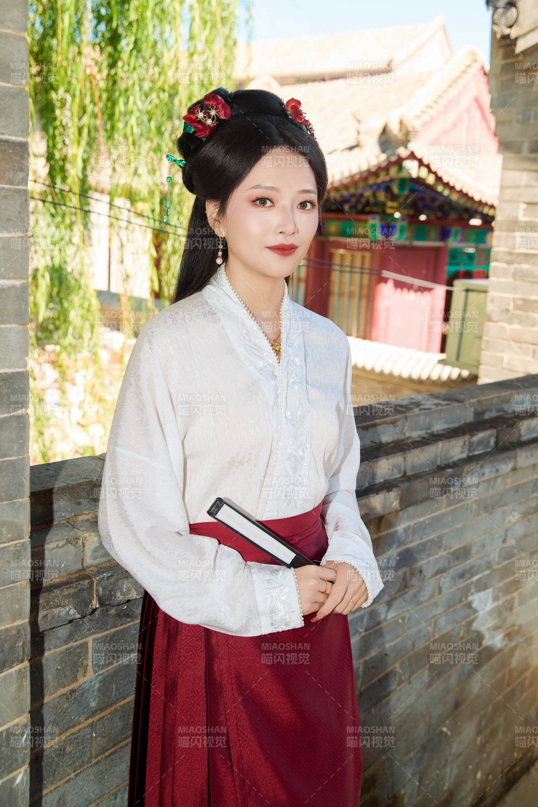 穿著中國漢族服飾馬面裙的東方女性