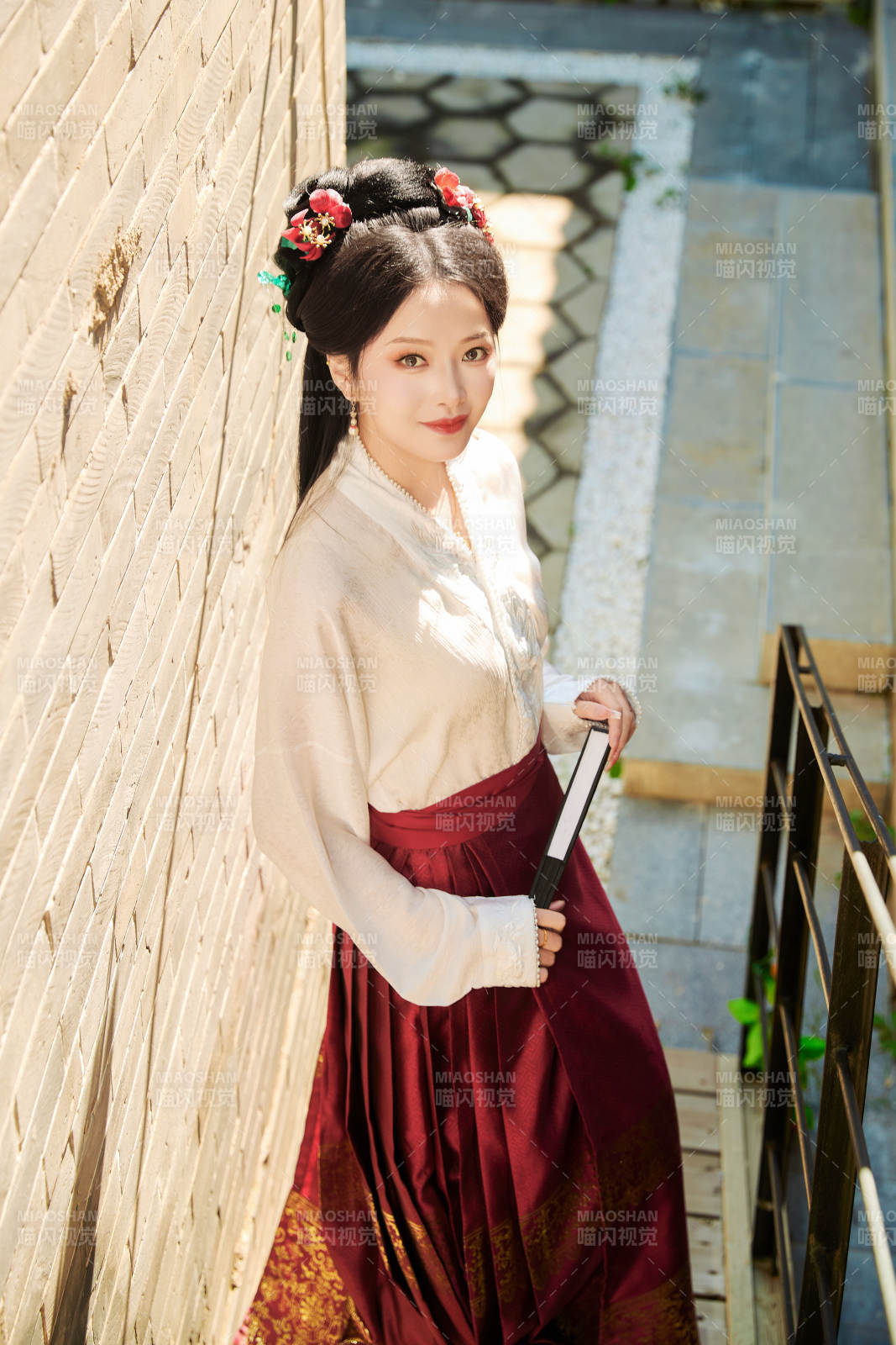 穿著中國漢族服飾馬面裙的東方女性