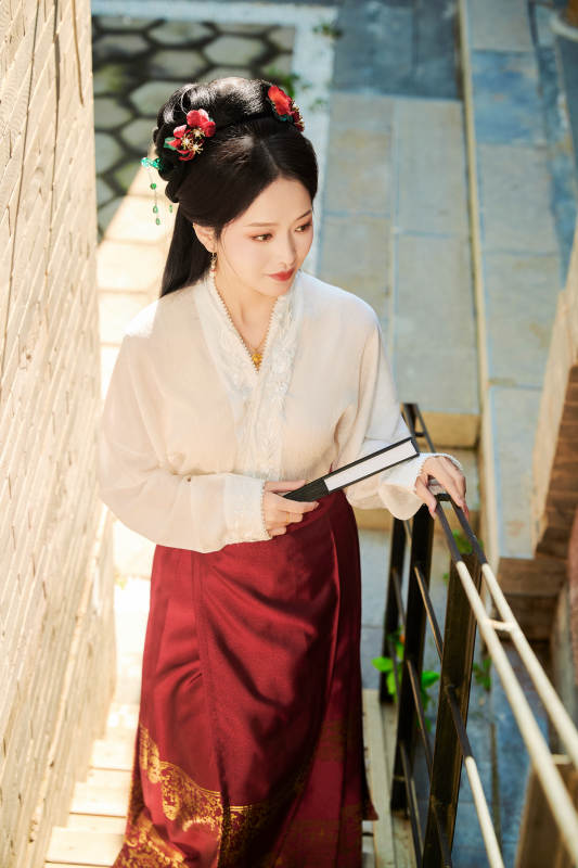 穿着中国汉族服饰马面裙的东方女性