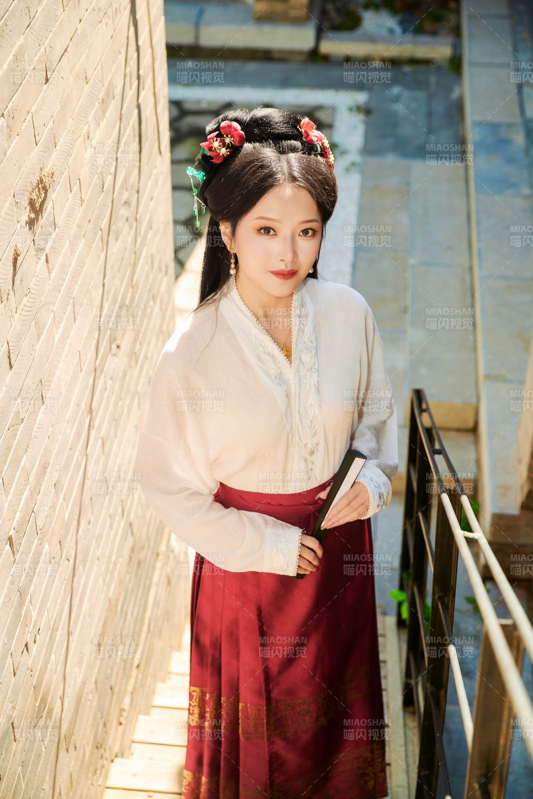 穿着中国汉族服饰马面裙的东方女性