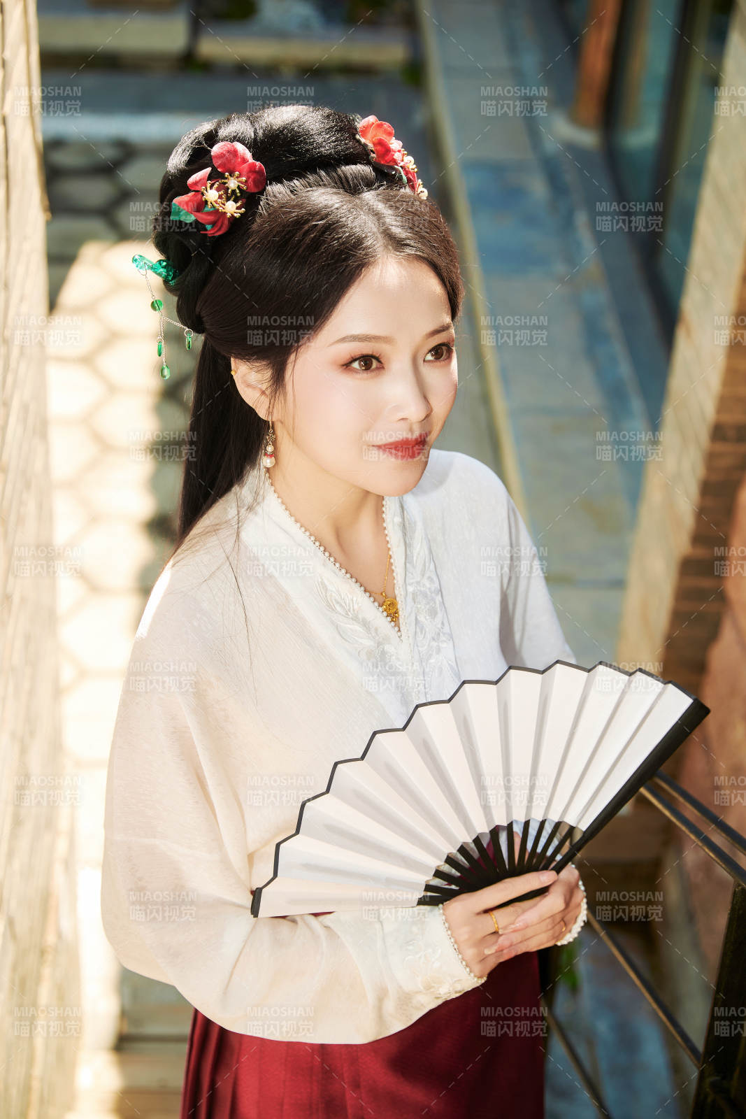 穿著中國漢族服飾馬面裙的東方女性