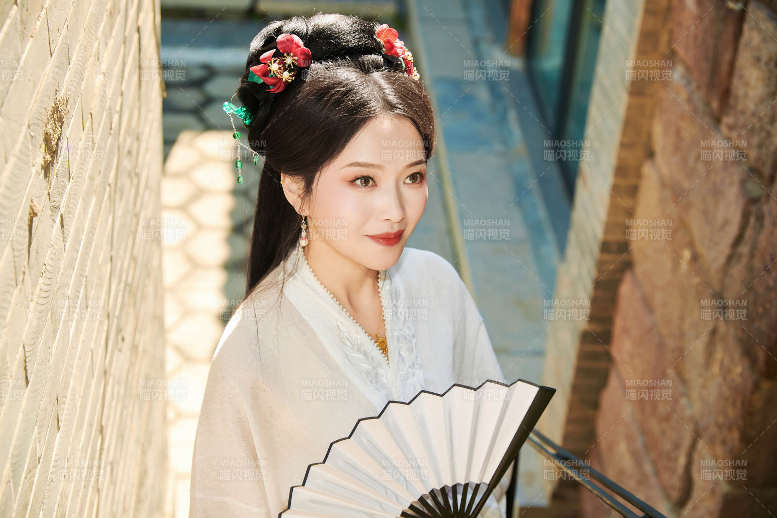 穿著中國漢族服飾馬面裙的東方女性