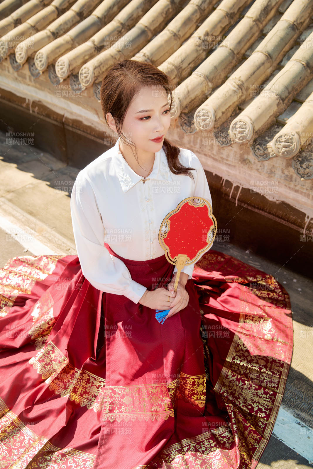 穿著中國漢族服飾馬面裙的東方女性