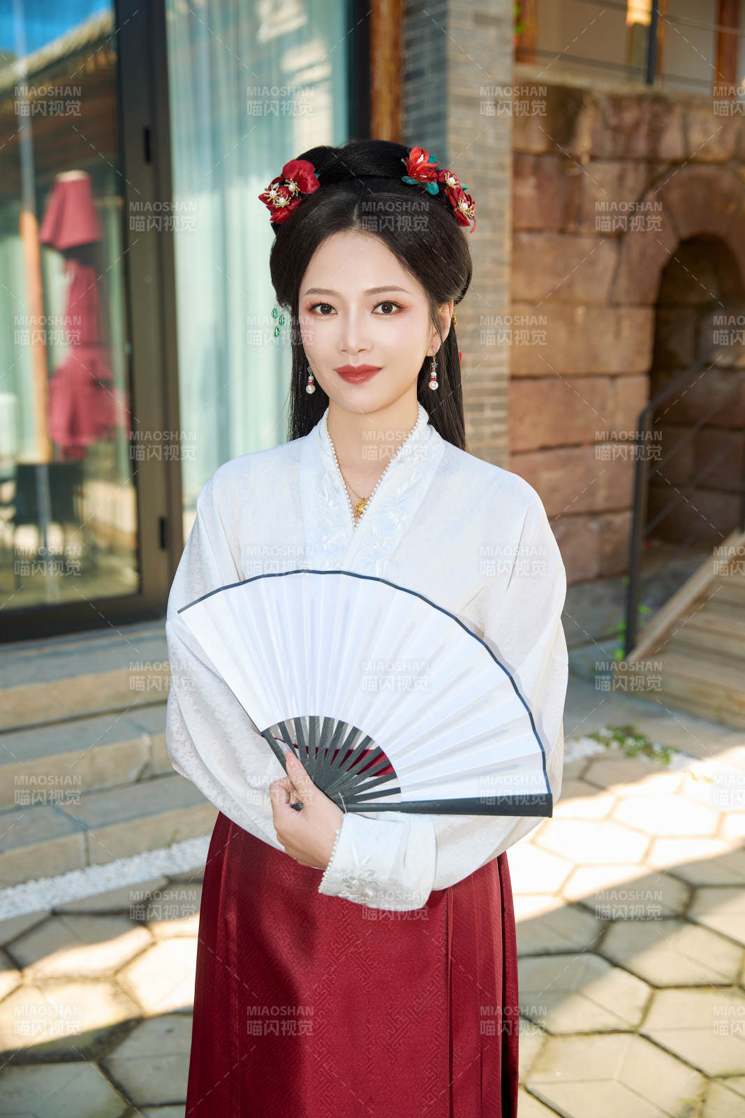 穿著中國漢族服飾馬面裙的東方女性