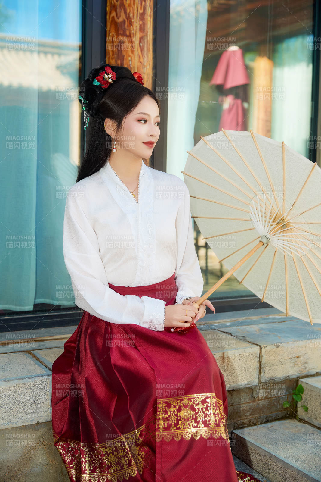 穿着汉服马面裙手持油纸伞的东方美女