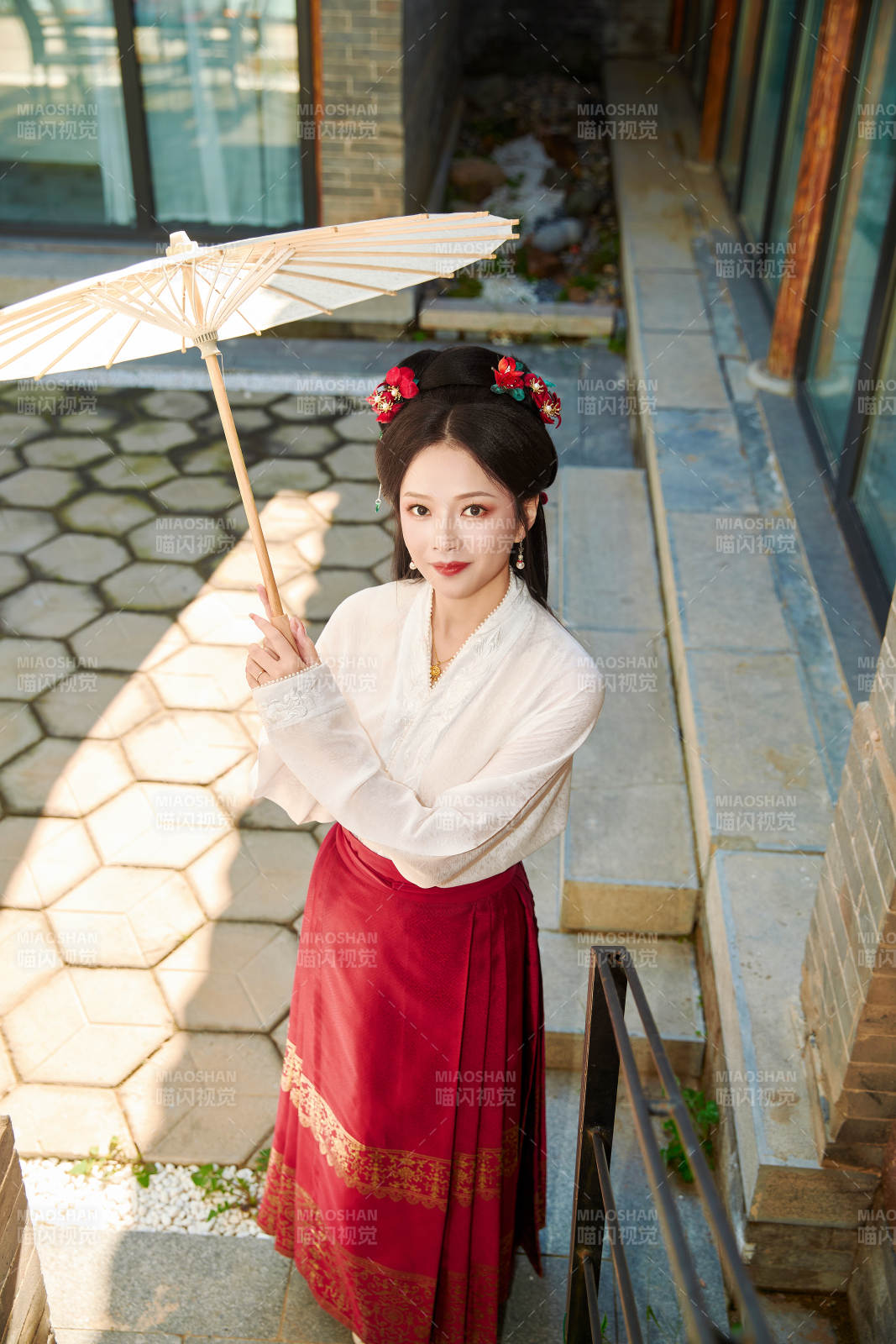 穿著漢服馬面裙手持油紙傘的東方美女