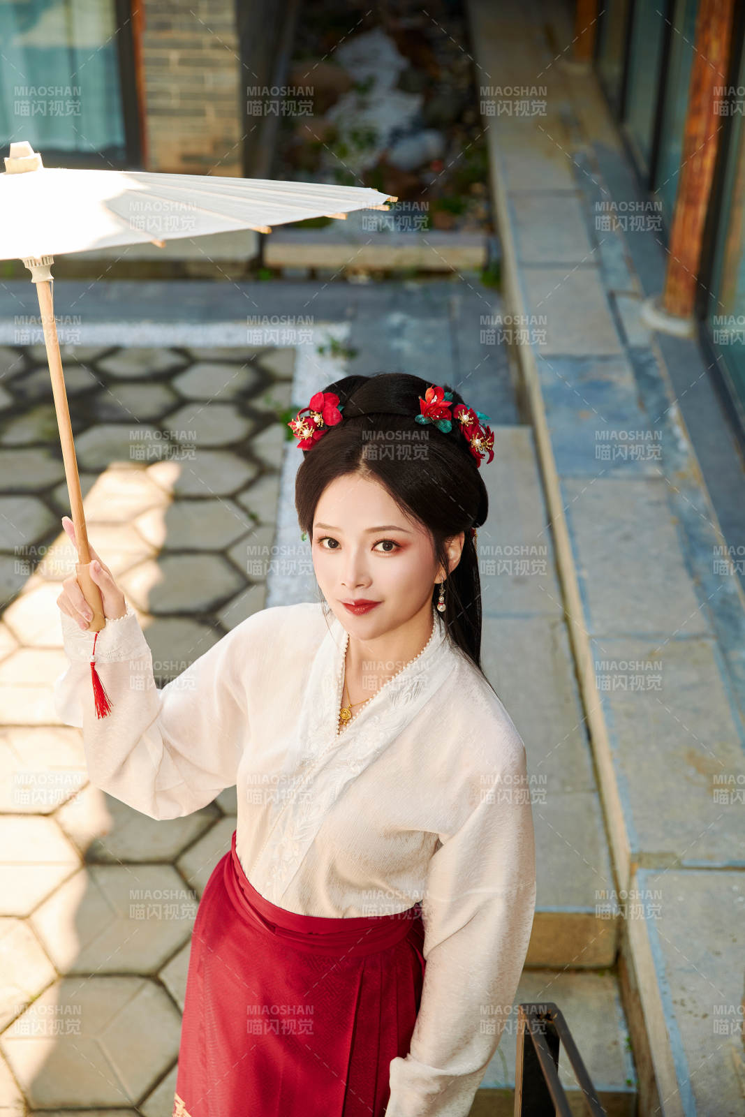 穿著漢服馬面裙手持油紙傘的東方美女