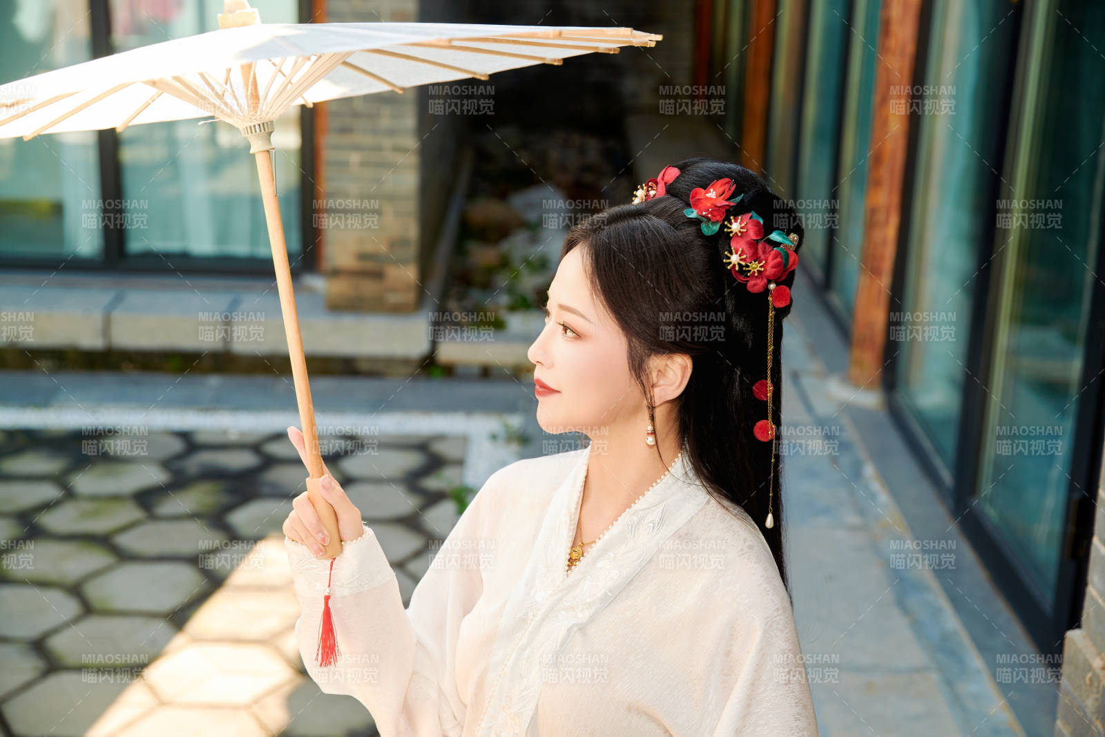 穿著漢服馬面裙手持油紙傘的東方美女