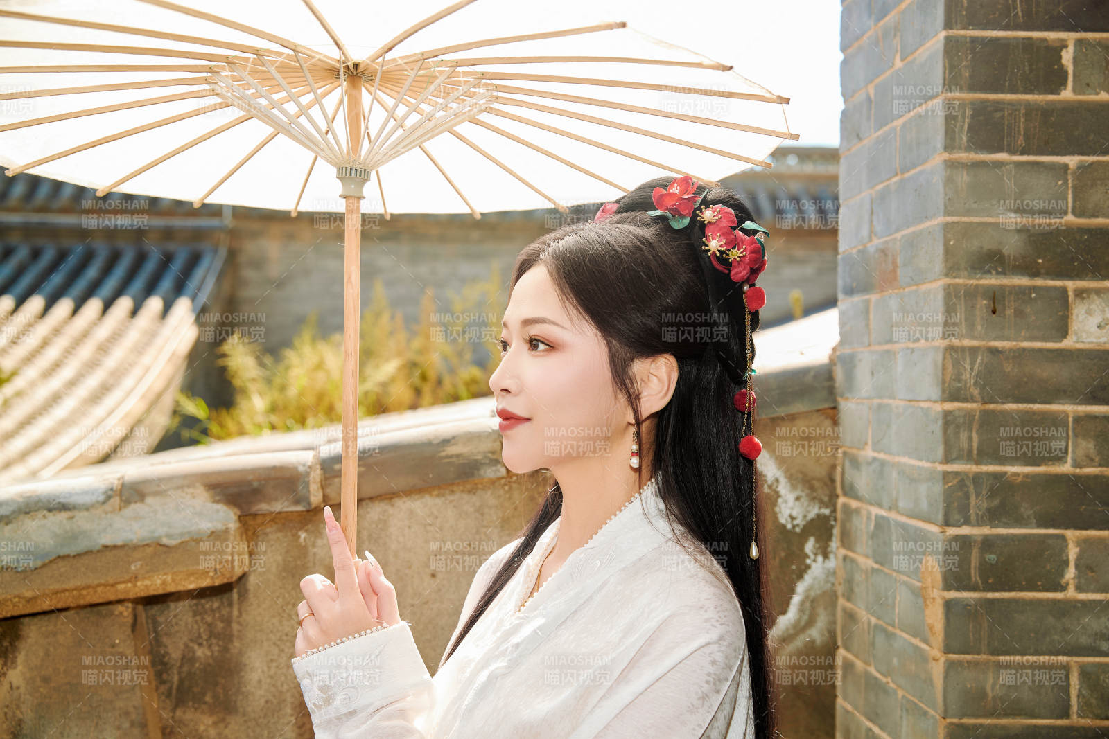 穿著漢服馬面裙手持油紙傘的東方美女