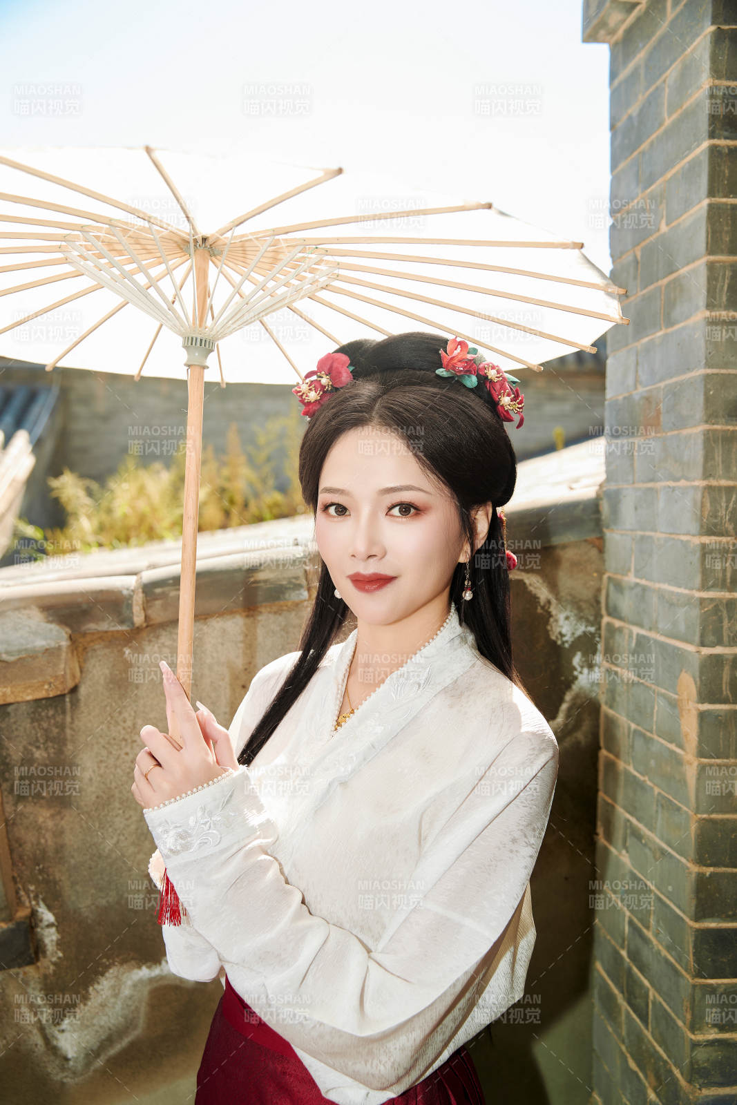 穿着汉服马面裙手持油纸伞的东方美女