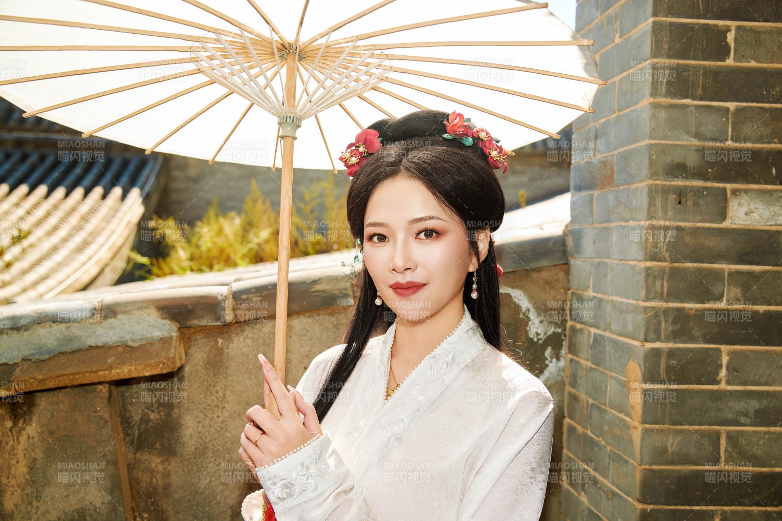 穿着汉服马面裙手持油纸伞的东方美女